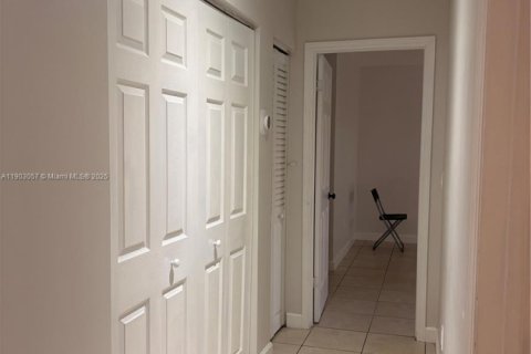 Condo in Hialeah, Florida, 2 bedrooms  № 1954508 - photo 9