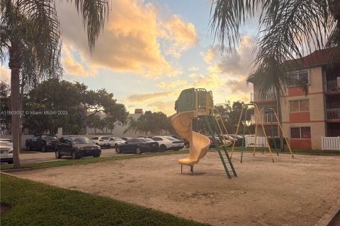 Condo in Hialeah, Florida, 2 bedrooms  № 1954508 - photo 15