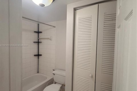 Condo in Hialeah, Florida, 2 bedrooms  № 1954508 - photo 12