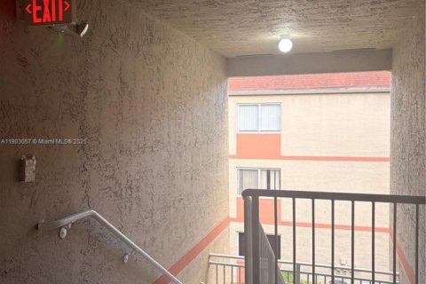 Condo in Hialeah, Florida, 2 bedrooms  № 1954508 - photo 2