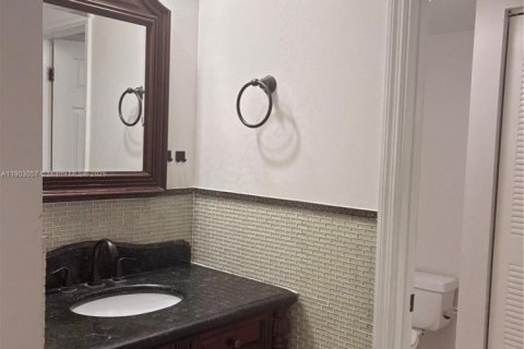 Condo in Hialeah, Florida, 2 bedrooms  № 1954508 - photo 11