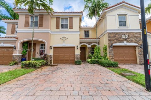 Townhouse in Plantation, Florida 3 bedrooms, 161.84 sq.m. № 1929979 - photo 1
