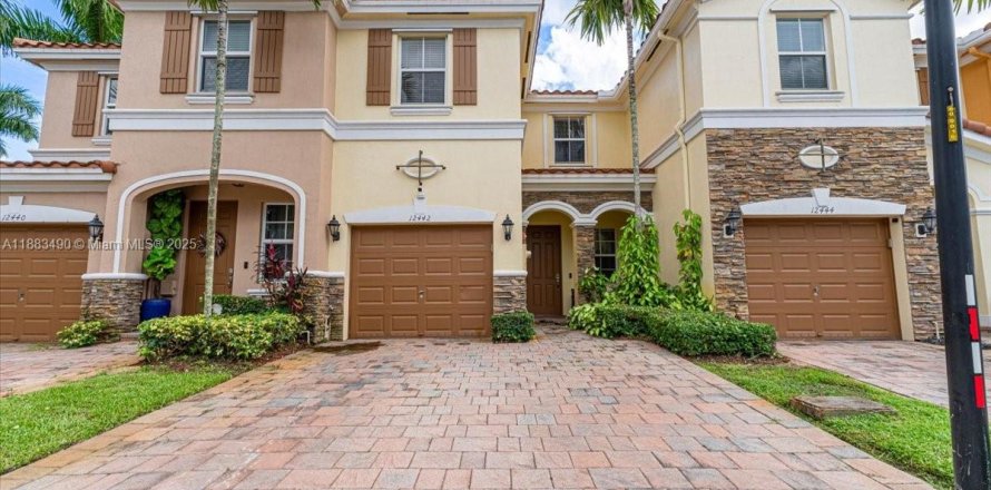 Townhouse in Plantation, Florida 3 bedrooms, 161.84 sq.m. № 1929979