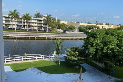 Condominio en Hallandale Beach, Florida, 1 dormitorio  № 1989139