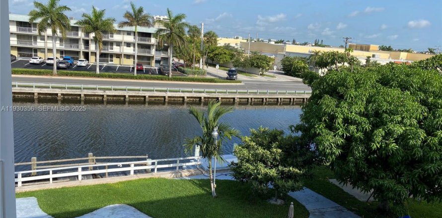 Condominio en Hallandale Beach, Florida, 1 dormitorio  № 1989139