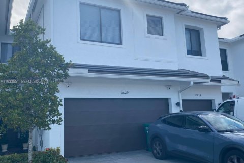 Adosado en alquiler en Homestead, Florida, 4 dormitorios, 183.95 m2 № 1992098 - foto 1