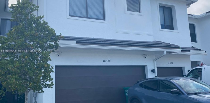 Adosado en Homestead, Florida 4 dormitorios, 183.95 m2 № 1992098