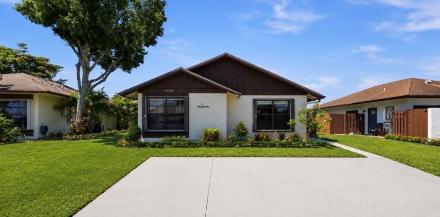 House in West Palm Beach, Florida 3 bedrooms, 120.03 sq.m. № 2083435