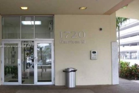 Commercial property in Hollywood, Florida № 1753952 - photo 2