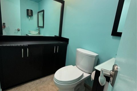 Commercial property in Hollywood, Florida № 1753952 - photo 9