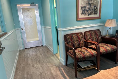 Commercial property in Hollywood, Florida № 1753952 - photo 3