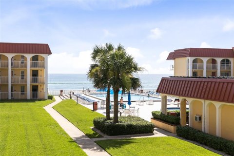 Condo in New Smyrna Beach, Florida, 2 bedrooms  № 1684579 - photo 1
