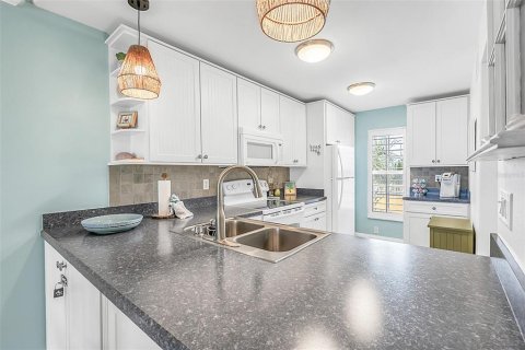 Condo in New Smyrna Beach, Florida, 2 bedrooms  № 1684579 - photo 12