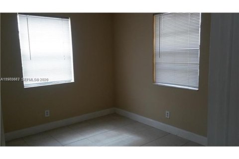 Villa ou maison à louer à Hallandale Beach, Floride: 2 chambres, 186.36 m2 № 2028964 - photo 7
