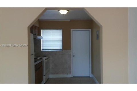 Villa ou maison à louer à Hallandale Beach, Floride: 2 chambres, 186.36 m2 № 2028964 - photo 4