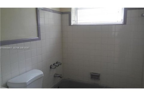 Villa ou maison à louer à Hallandale Beach, Floride: 2 chambres, 186.36 m2 № 2028964 - photo 6