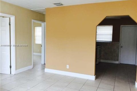 Villa ou maison à louer à Hallandale Beach, Floride: 2 chambres, 186.36 m2 № 2028964 - photo 2