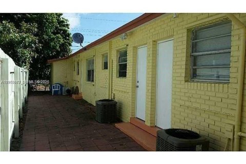 Villa ou maison à louer à Hallandale Beach, Floride: 2 chambres, 186.36 m2 № 2028964 - photo 9