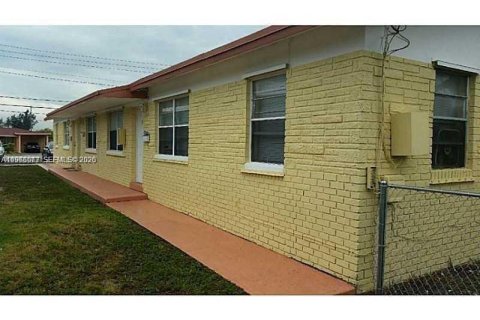 Villa ou maison à louer à Hallandale Beach, Floride: 2 chambres, 186.36 m2 № 2028964 - photo 8