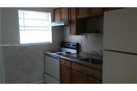 Villa ou maison à louer à Hallandale Beach, Floride: 2 chambres, 186.36 m2 № 2028964 - photo 5