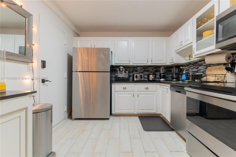 Condo in North Miami Beach, Florida, 1 bedroom  № 1474766 - photo 13