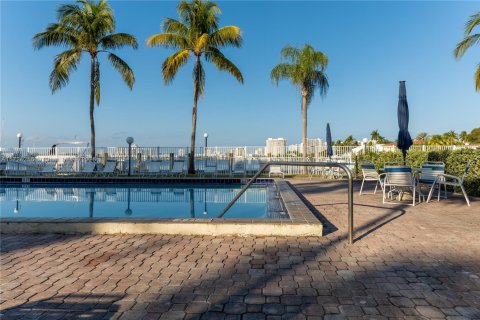 Condo in North Miami Beach, Florida, 1 bedroom  № 1474766 - photo 3