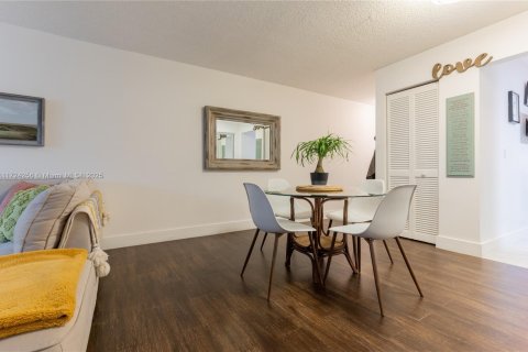 Condo in North Miami Beach, Florida, 1 bedroom  № 1474766 - photo 10