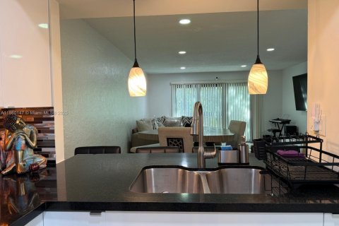 House in Sunrise, Florida 4 bedrooms № 1886639 - photo 12