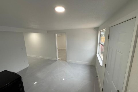 Commercial property in Saint Petersburg, Florida 4 bedrooms, 148.09 sq.m. № 2216879 - photo 9