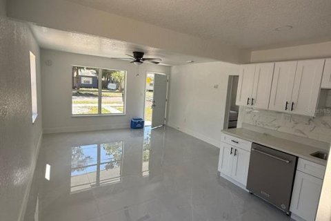 Commercial property in Saint Petersburg, Florida 4 bedrooms, 148.09 sq.m. № 2216879 - photo 4