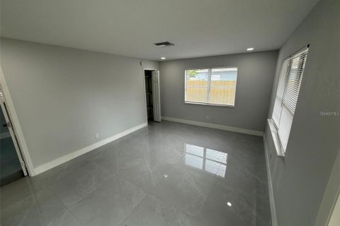 Commercial property in Saint Petersburg, Florida 4 bedrooms, 148.09 sq.m. № 2216879 - photo 17