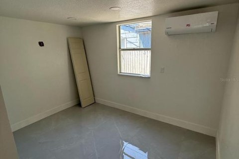 Commercial property in Saint Petersburg, Florida 4 bedrooms, 148.09 sq.m. № 2216879 - photo 10