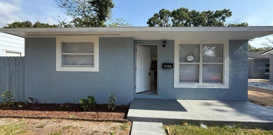 Commercial property in Saint Petersburg, Florida 4 bedrooms, 148.09 sq.m. № 2216879