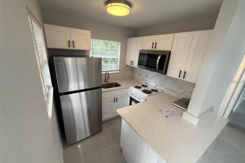Commercial property in Saint Petersburg, Florida 4 bedrooms, 148.09 sq.m. № 2216879 - photo 16