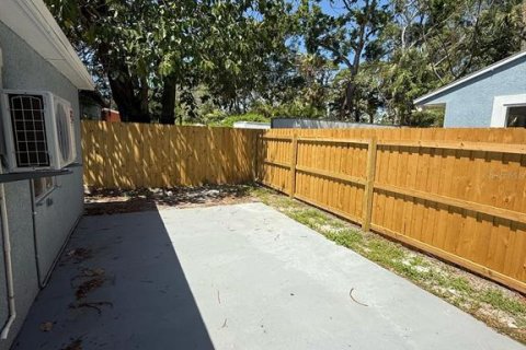 Commercial property in Saint Petersburg, Florida 4 bedrooms, 148.09 sq.m. № 2216879 - photo 14