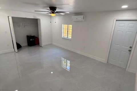 Commercial property in Saint Petersburg, Florida 4 bedrooms, 148.09 sq.m. № 2216879 - photo 11