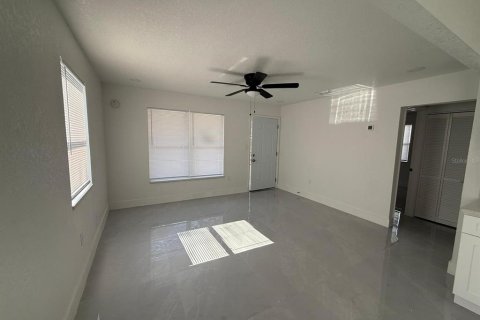 Commercial property in Saint Petersburg, Florida 4 bedrooms, 148.09 sq.m. № 2216879 - photo 5