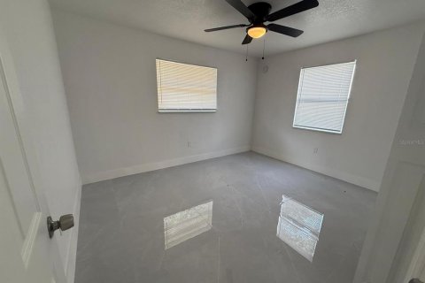 Commercial property in Saint Petersburg, Florida 4 bedrooms, 148.09 sq.m. № 2216879 - photo 6