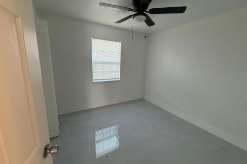 Commercial property in Saint Petersburg, Florida 4 bedrooms, 148.09 sq.m. № 2216879 - photo 7