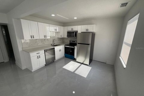 Commercial property in Saint Petersburg, Florida 4 bedrooms, 148.09 sq.m. № 2216879 - photo 3