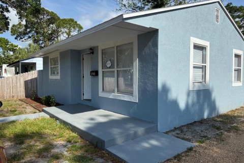 Commercial property in Saint Petersburg, Florida 4 bedrooms, 148.09 sq.m. № 2216879 - photo 2
