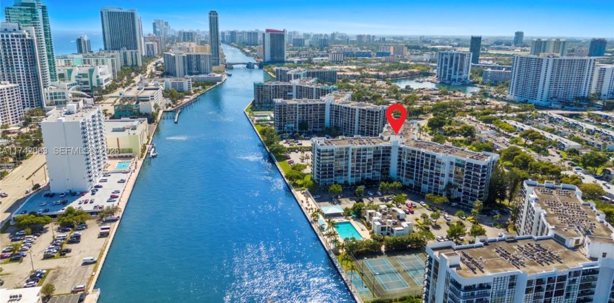 Кондоминиум с 2 спальнями в Халландейл-Бич, Флорида № 2055945