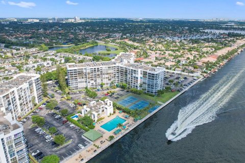 Купить кондоминиум в Халландейл-Бич, Флорида 2 спальни, 132.85м2, № 2055945 - фото 2