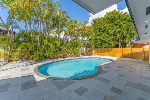 House in Miami, Florida 4 bedrooms, 210.52 sq.m. № 2013870 - photo 10