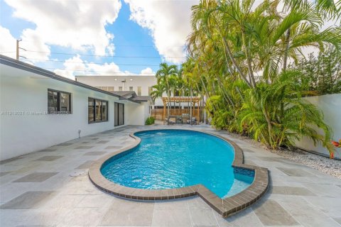 House in Miami, Florida 4 bedrooms, 210.52 sq.m. № 2013870 - photo 7