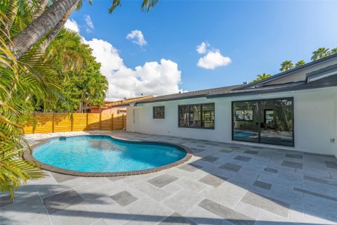 House in Miami, Florida 4 bedrooms, 210.52 sq.m. № 2013870 - photo 9