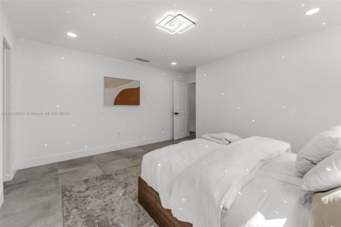 House in Miami, Florida 4 bedrooms, 210.52 sq.m. № 2013870 - photo 22