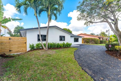 House in Miami, Florida 4 bedrooms, 210.52 sq.m. № 2013870 - photo 4