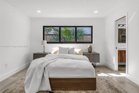 House in Miami, Florida 4 bedrooms, 210.52 sq.m. № 2013870 - photo 23