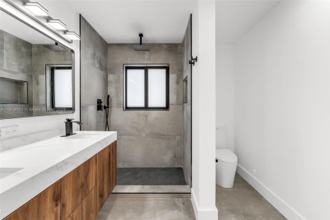 House in Miami, Florida 4 bedrooms, 210.52 sq.m. № 2013870 - photo 21